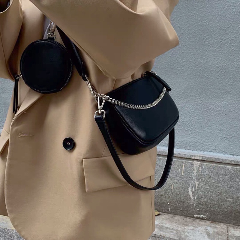 Elegante Schultertasche mit Kettendetail und Münzfach