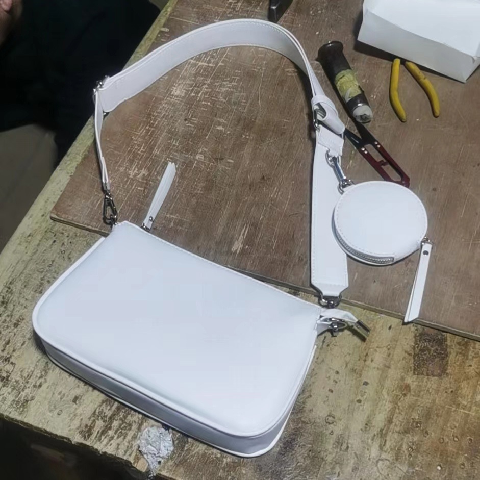 Elegante Schultertasche mit Kettendetail und Münzfach