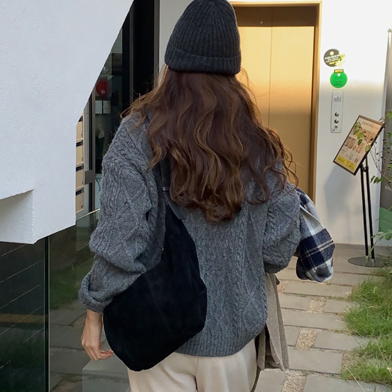 Bolso de hombro tipo hobo de ante con cierre de cremallera.