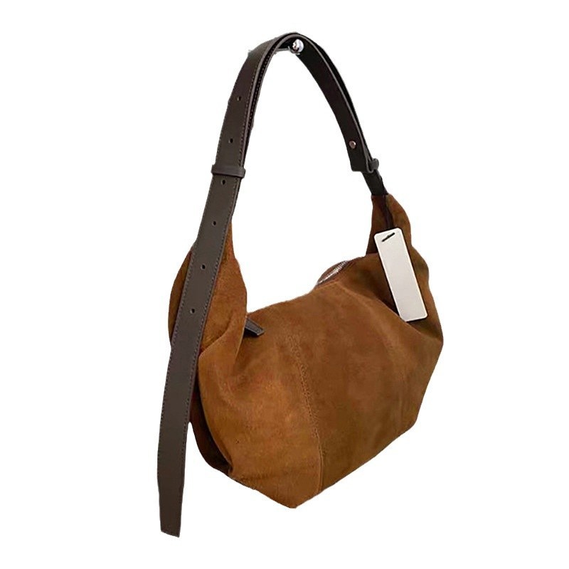 Bolso de hombro tipo hobo de ante con cierre de cremallera.