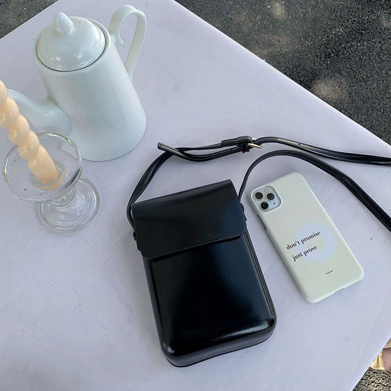 Elegante minibolso bandolera para teléfono con cierre de solapa.