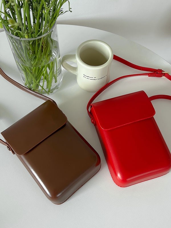 Elegante minibolso bandolera para teléfono con cierre de solapa.