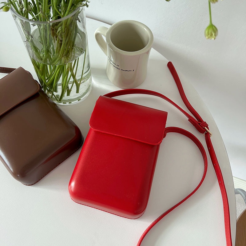 Elegante minibolso bandolera para teléfono con cierre de solapa.