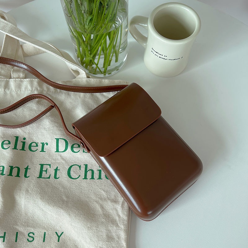Elegante minibolso bandolera para teléfono con cierre de solapa.