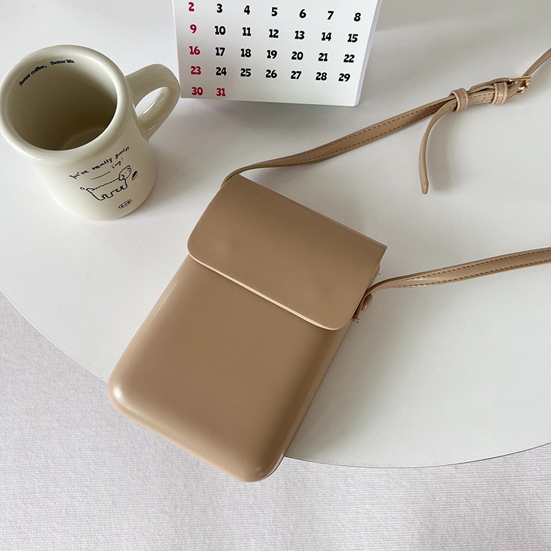 Elegante minibolso bandolera para teléfono con cierre de solapa.