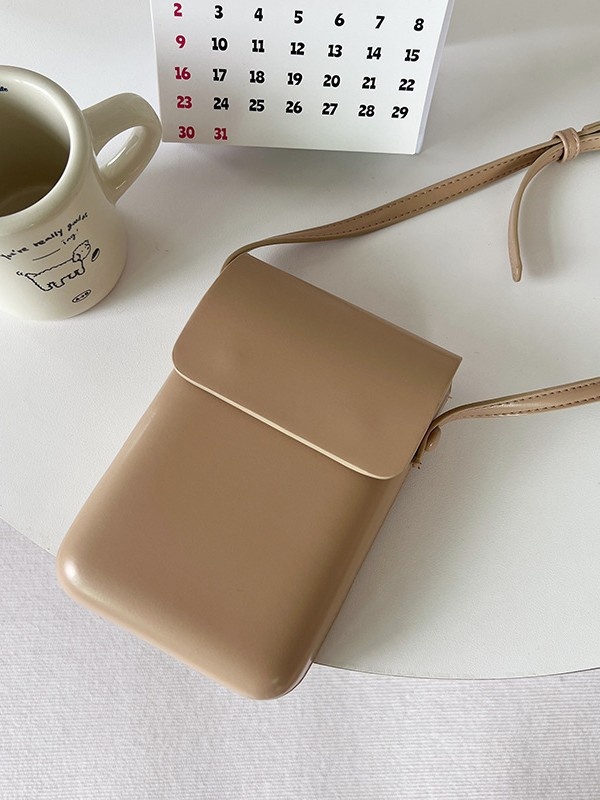Elegante minibolso bandolera para teléfono con cierre de solapa.