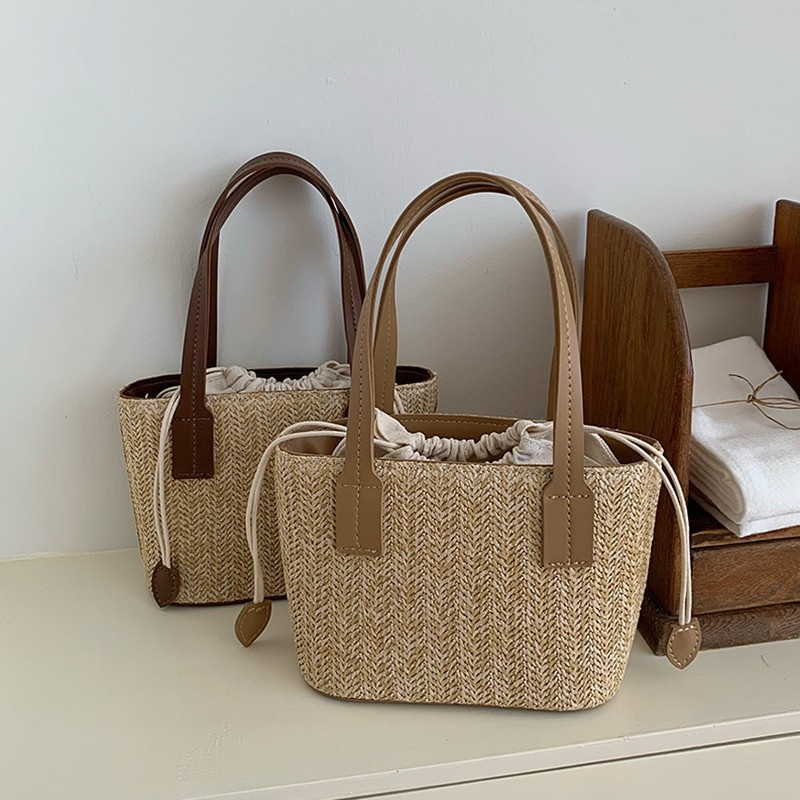 Minibolso elegante de paja tejida con forro de cordón ajustable.