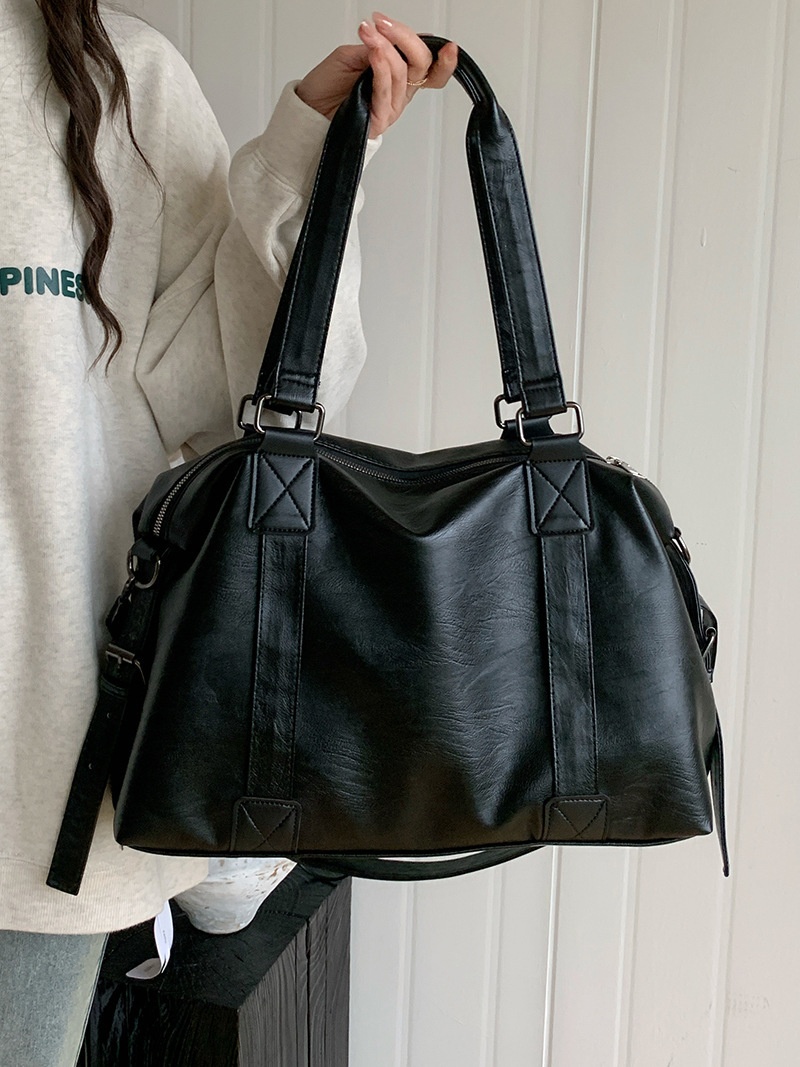 Weiche Schultertasche aus Kunstleder für den Alltag