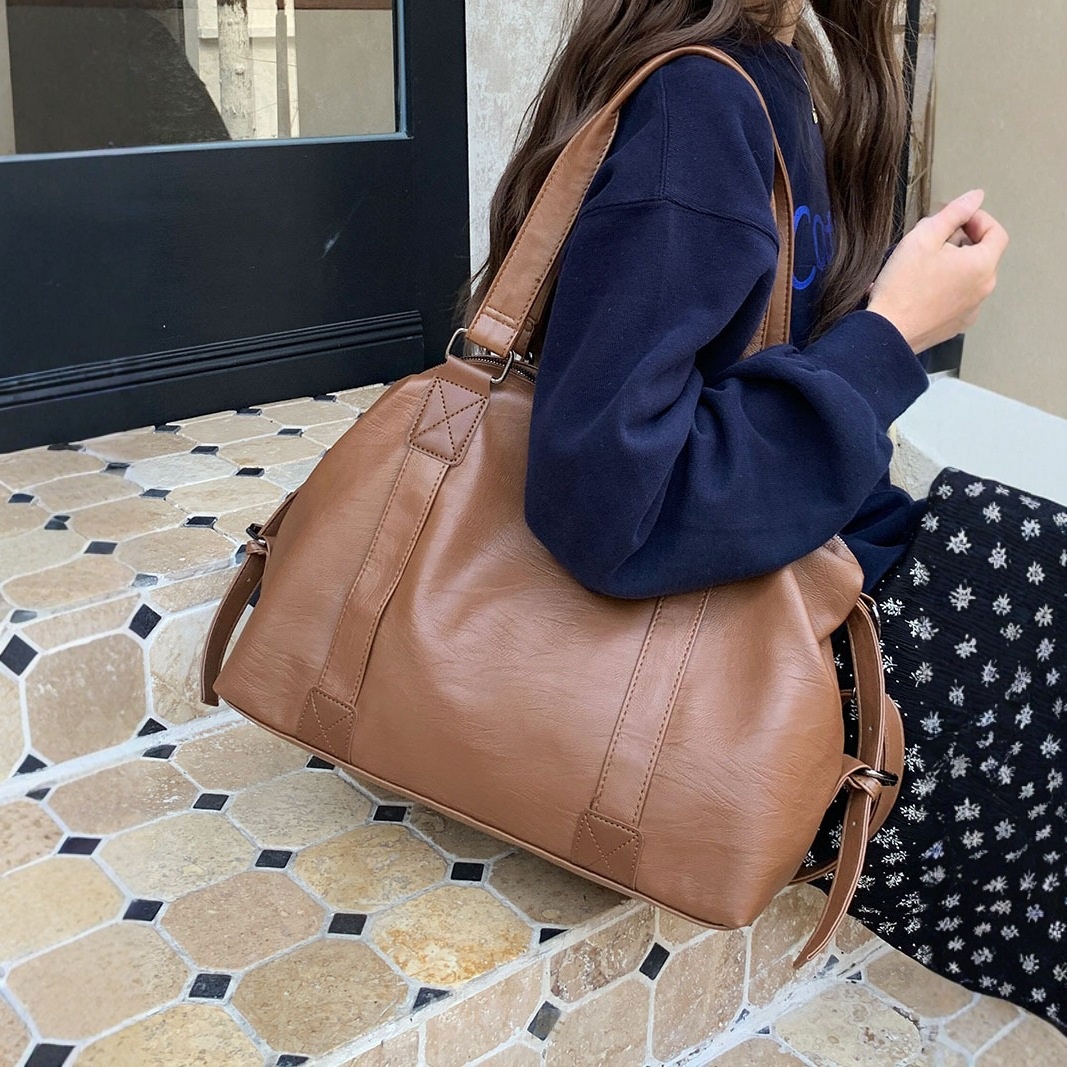 Weiche Schultertasche aus Kunstleder für den Alltag