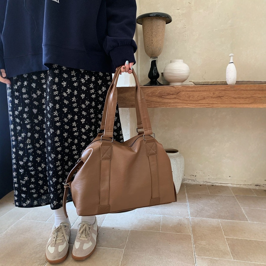 Weiche Schultertasche aus Kunstleder für den Alltag