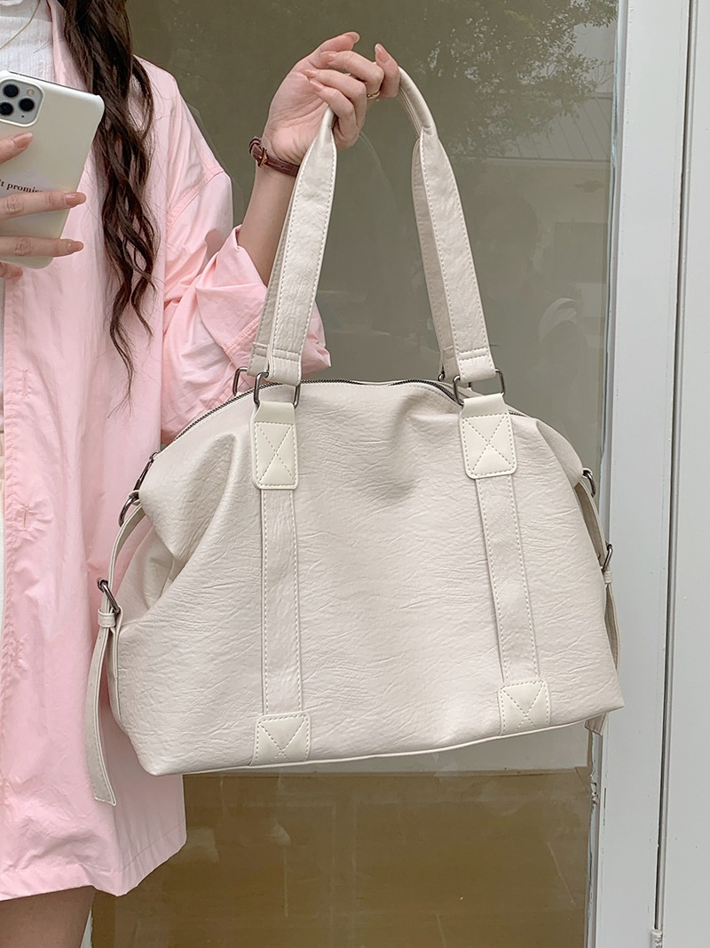 Weiche Schultertasche aus Kunstleder für den Alltag