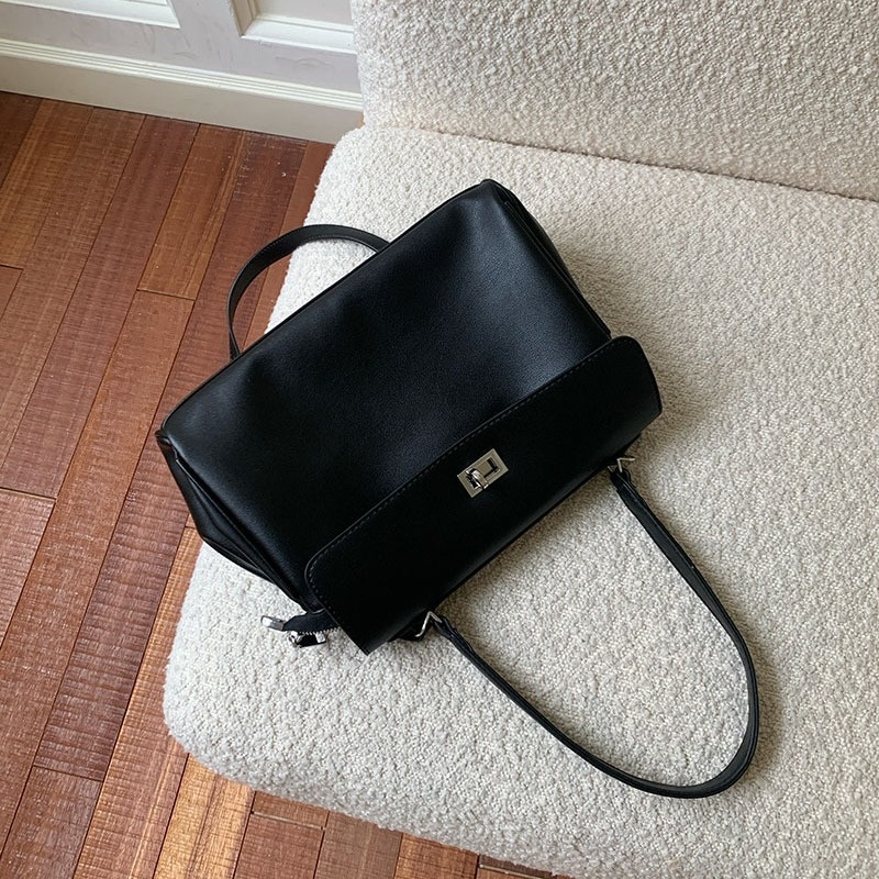 Chic Black Flap Shoulder Bag with Turn-Lock Closure