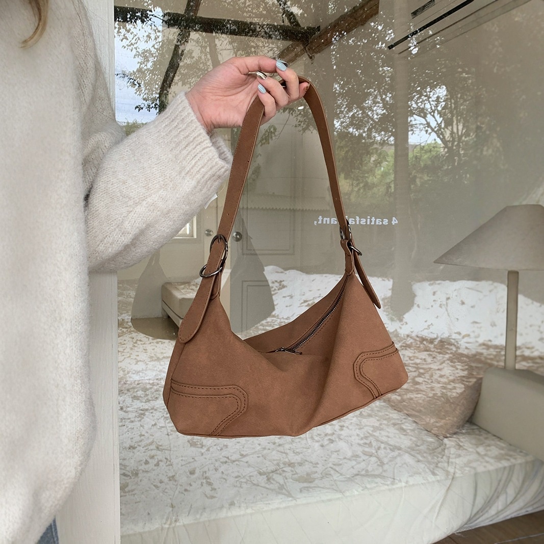 Schicke braune Hobo-Schultertasche in Wildlederoptik