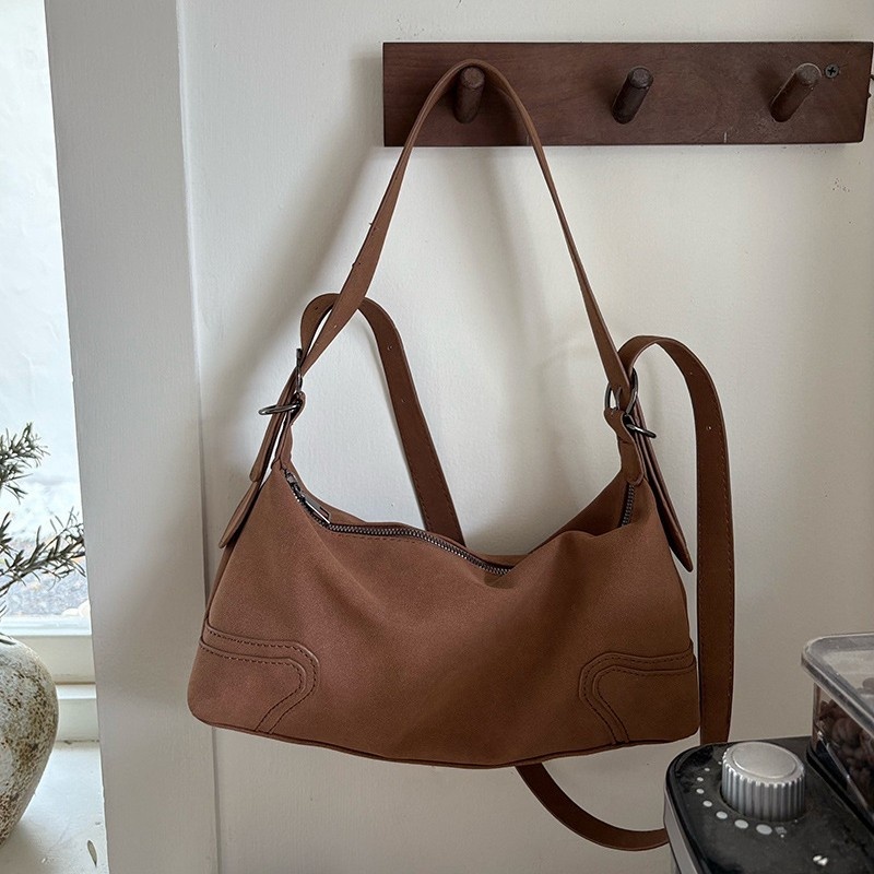 Schicke braune Hobo-Schultertasche in Wildlederoptik
