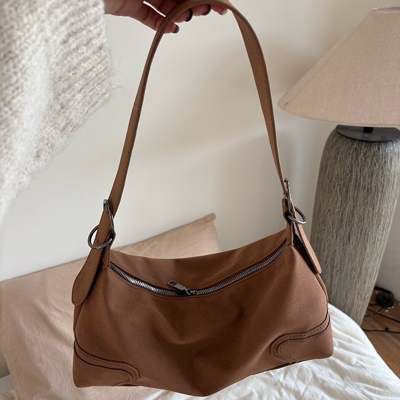 Schicke braune Hobo-Schultertasche in Wildlederoptik