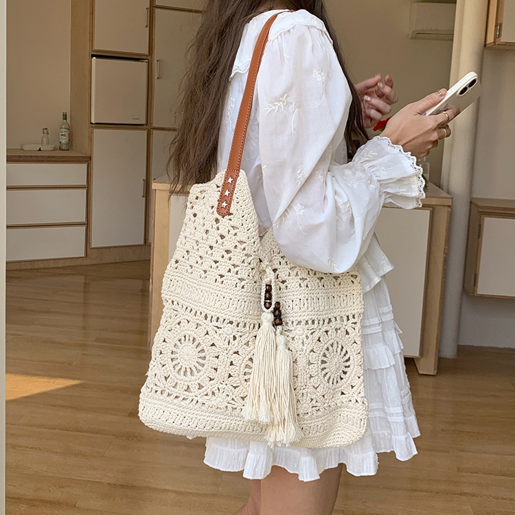 Boho-Häkelstricktasche mit Quastenanhänger