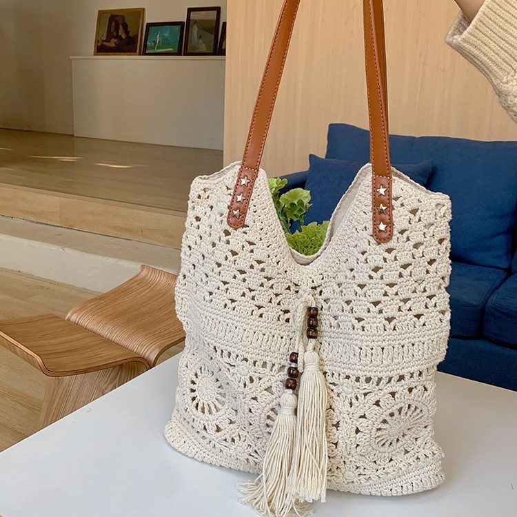 Boho-Häkelstricktasche mit Quastenanhänger