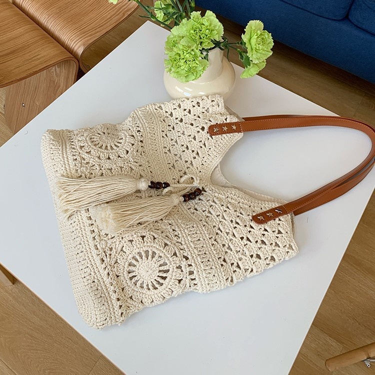 Boho-Häkelstricktasche mit Quastenanhänger