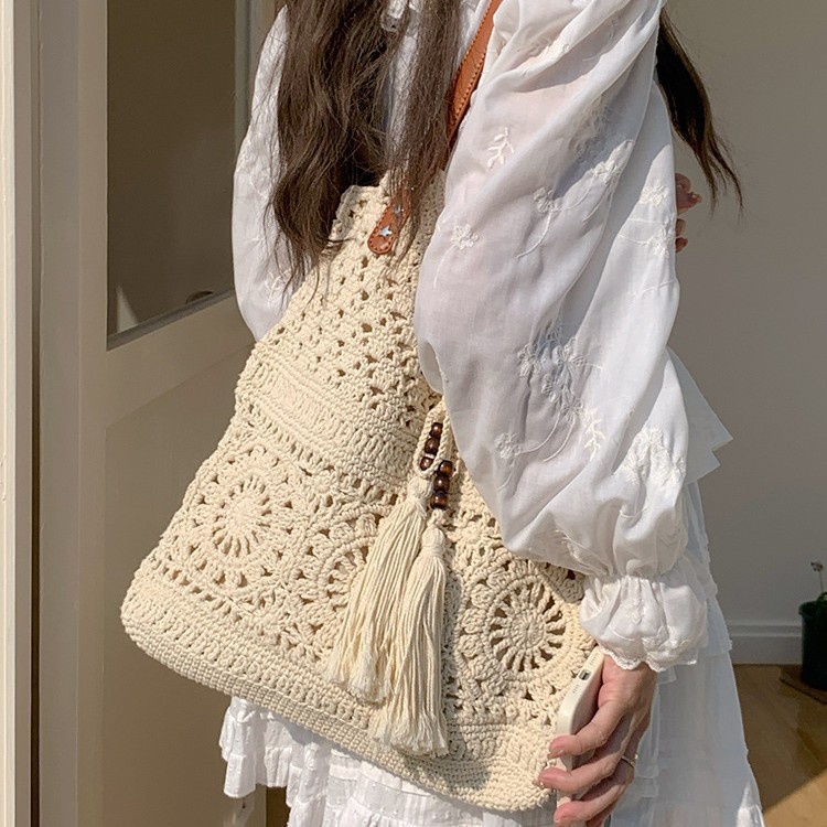 Boho-Häkelstricktasche mit Quastenanhänger