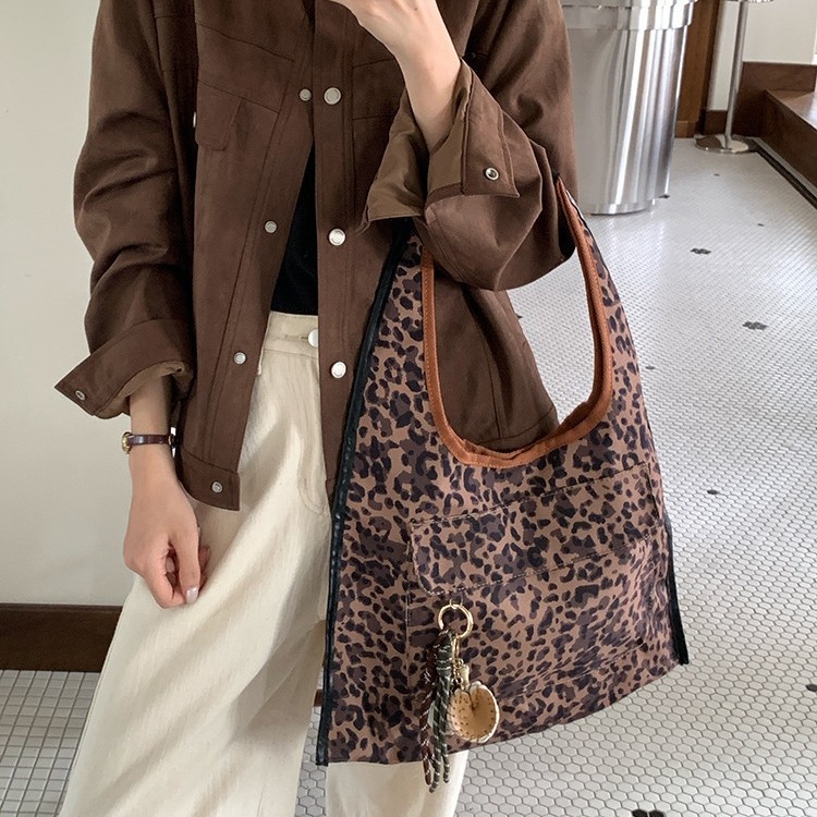 Chic Leopard Print Padded Shoulder Bag - Everyday Tote