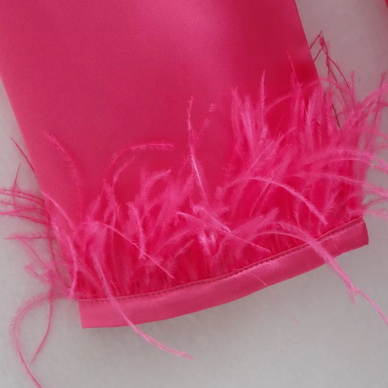 Minivestido con ribete de plumas - Rosa rosa KUN-00015