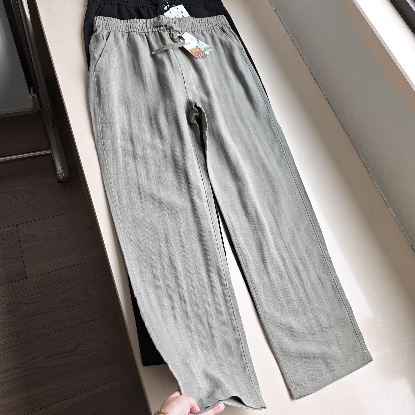Pantaloni dritti da donna casual in misto lyocell e lino con elastico in vita.