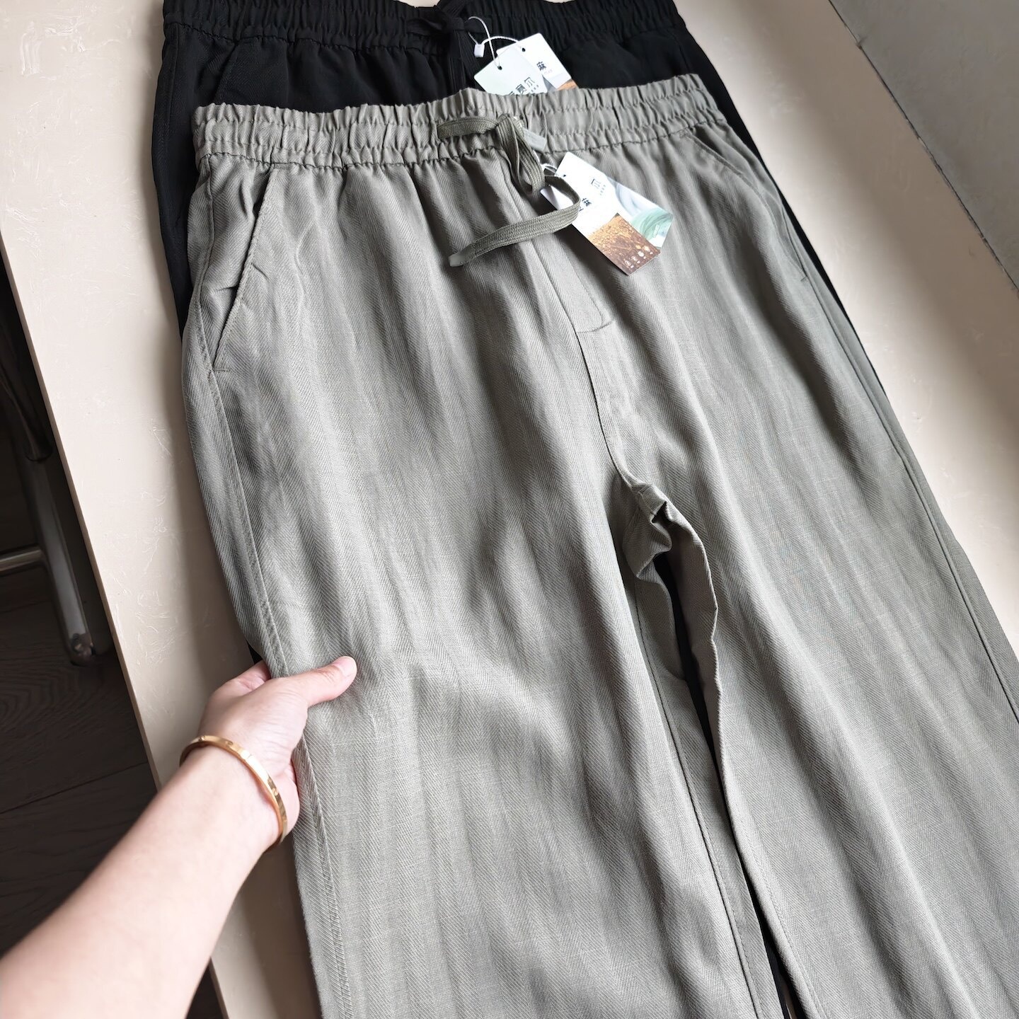 Pantaloni dritti da donna casual in misto lyocell e lino con elastico in vita.