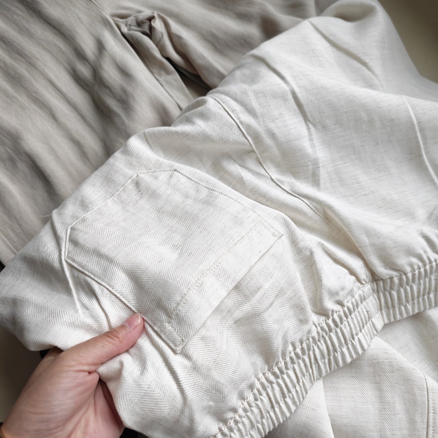 Pantaloni dritti da donna casual in misto lyocell e lino con elastico in vita.