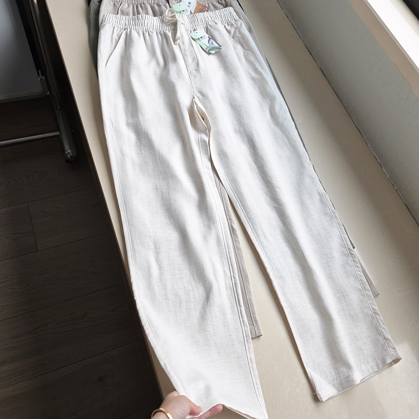 Pantaloni dritti da donna casual in misto lyocell e lino con elastico in vita.
