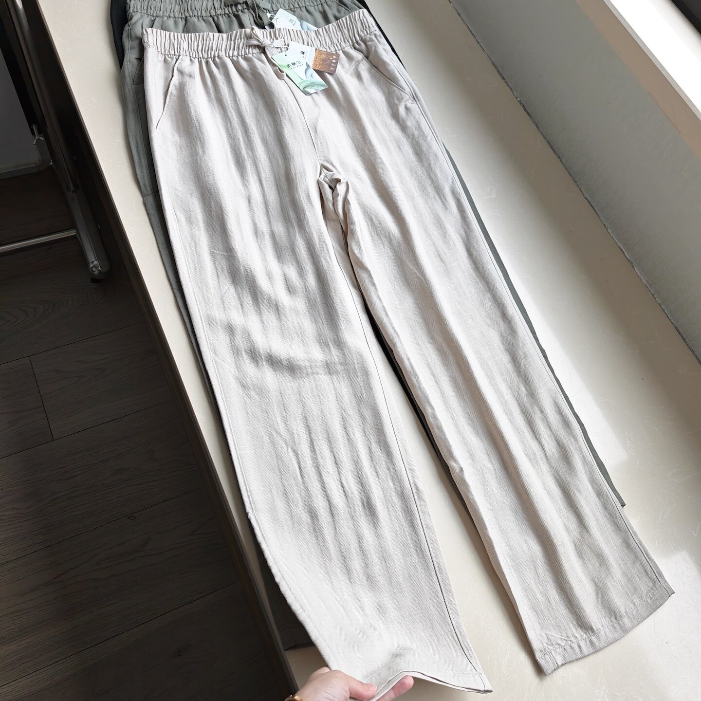 Pantaloni dritti da donna casual in misto lyocell e lino con elastico in vita.