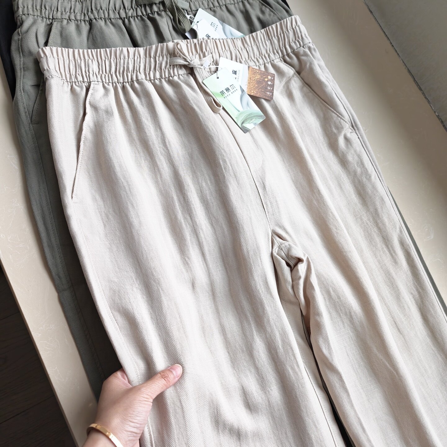 Pantaloni dritti da donna casual in misto lyocell e lino con elastico in vita.