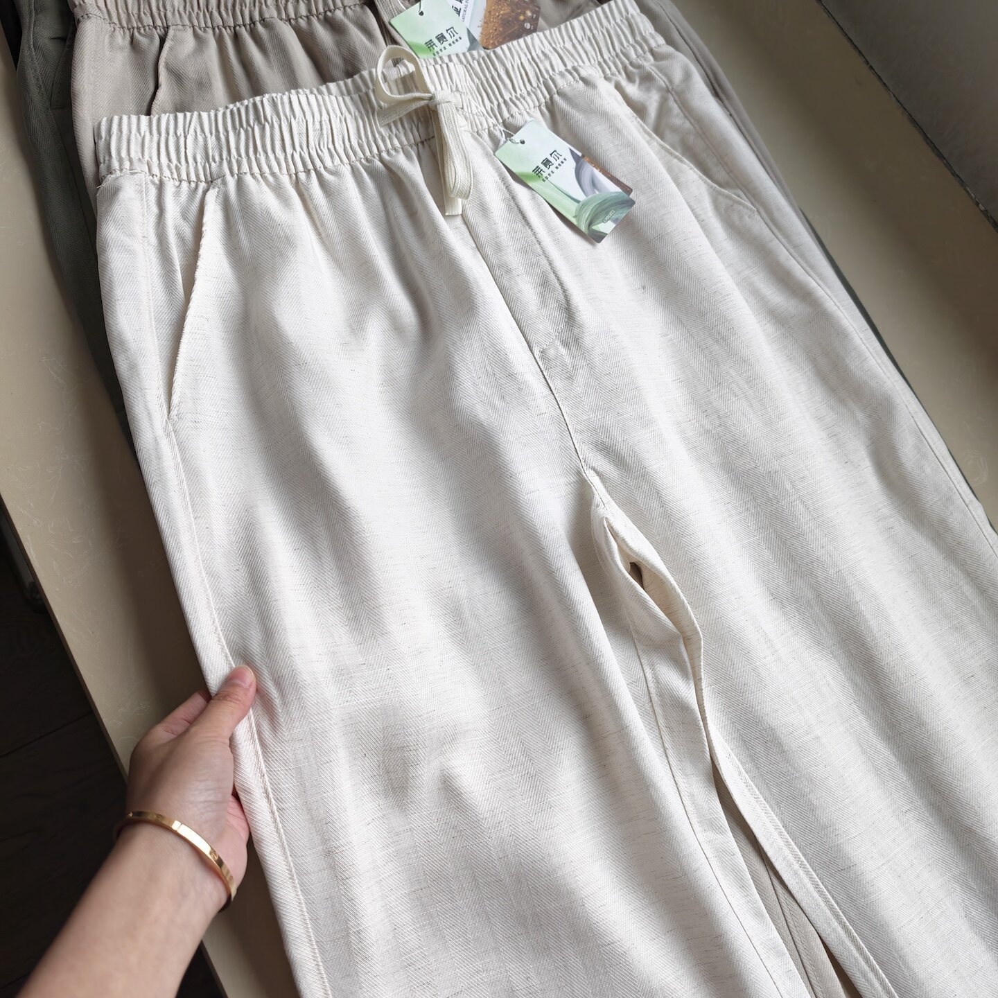 Pantaloni dritti da donna casual in misto lyocell e lino con elastico in vita.