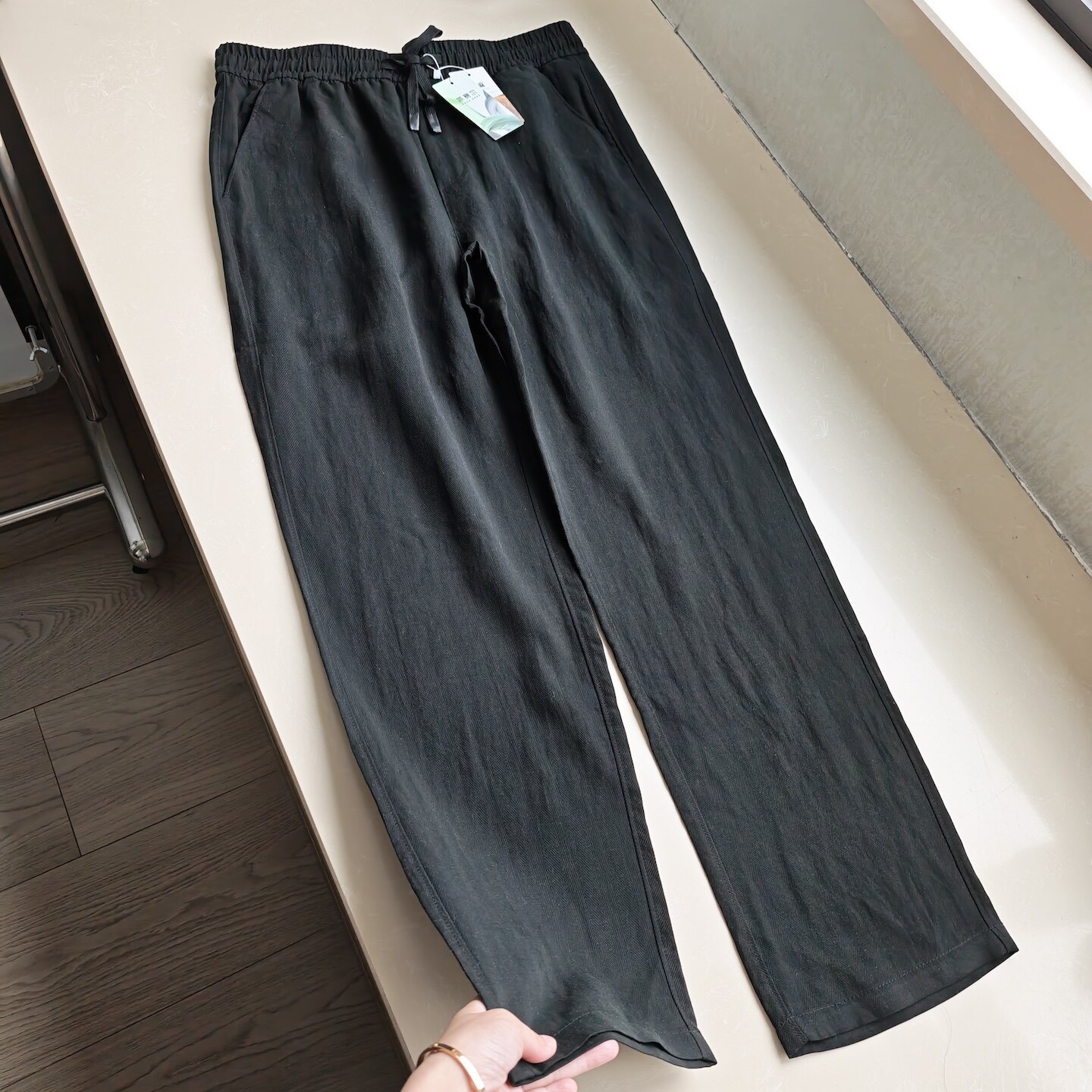 Pantaloni dritti da donna casual in misto lyocell e lino con elastico in vita.