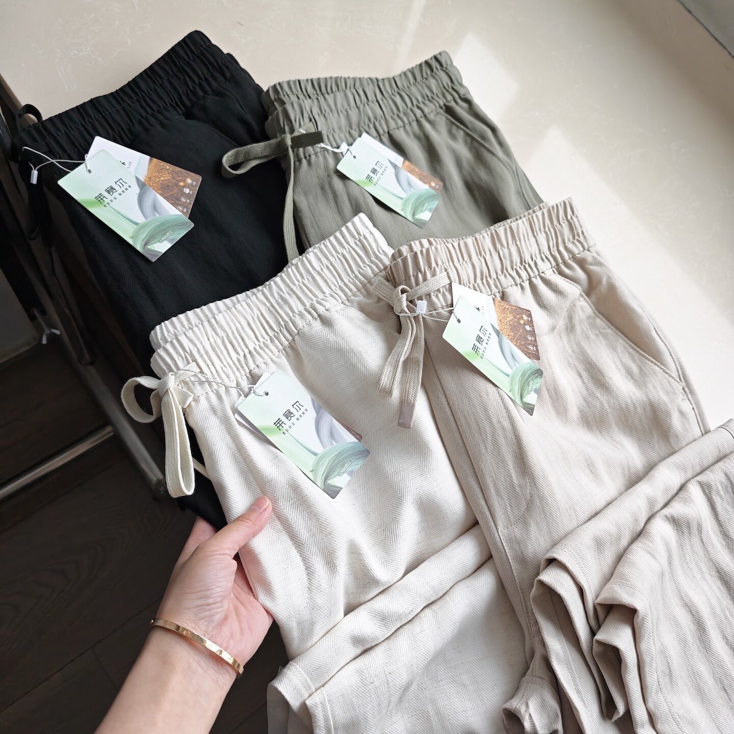 Pantaloni dritti da donna casual in misto lyocell e lino con elastico in vita.