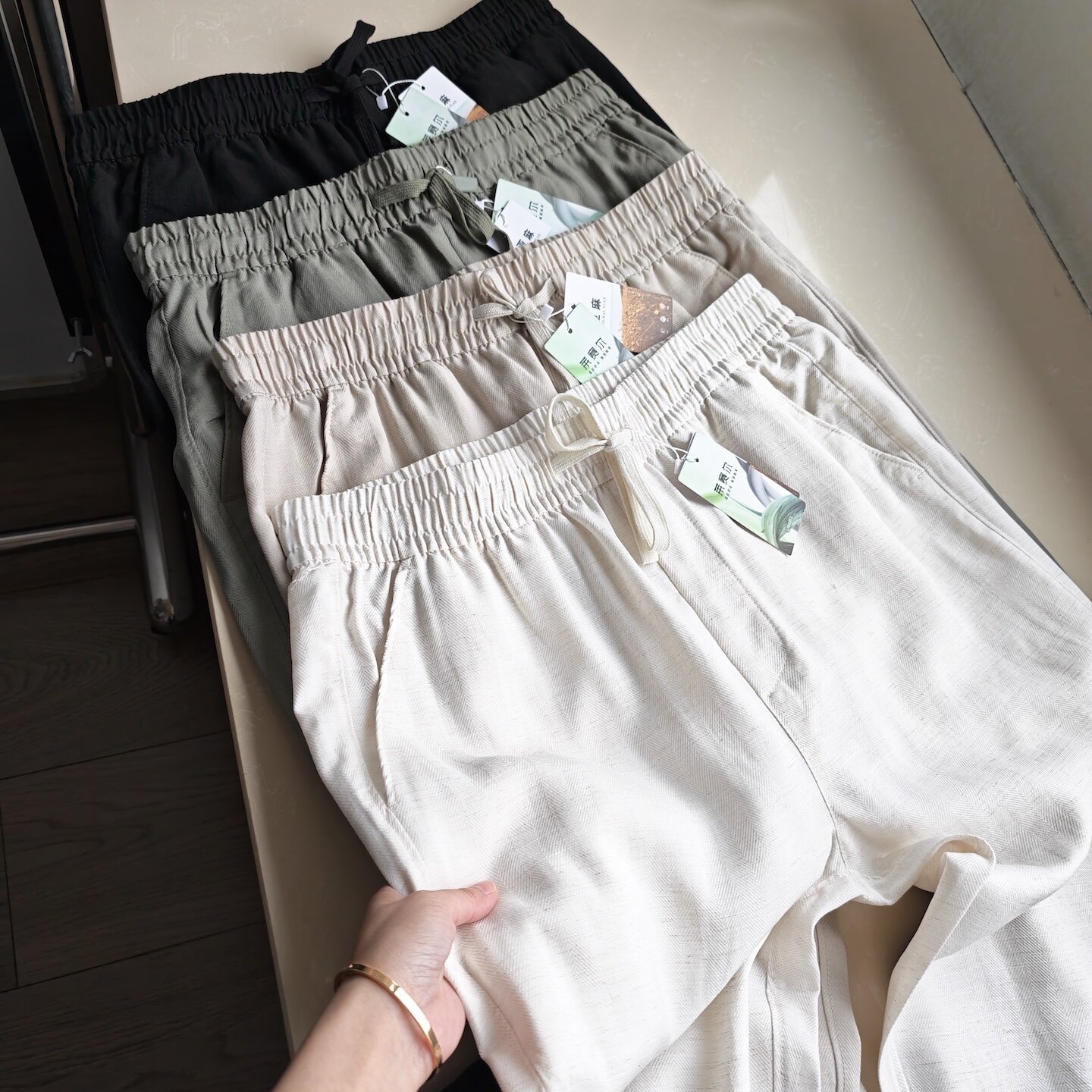 Pantaloni dritti da donna casual in misto lyocell e lino con elastico in vita.