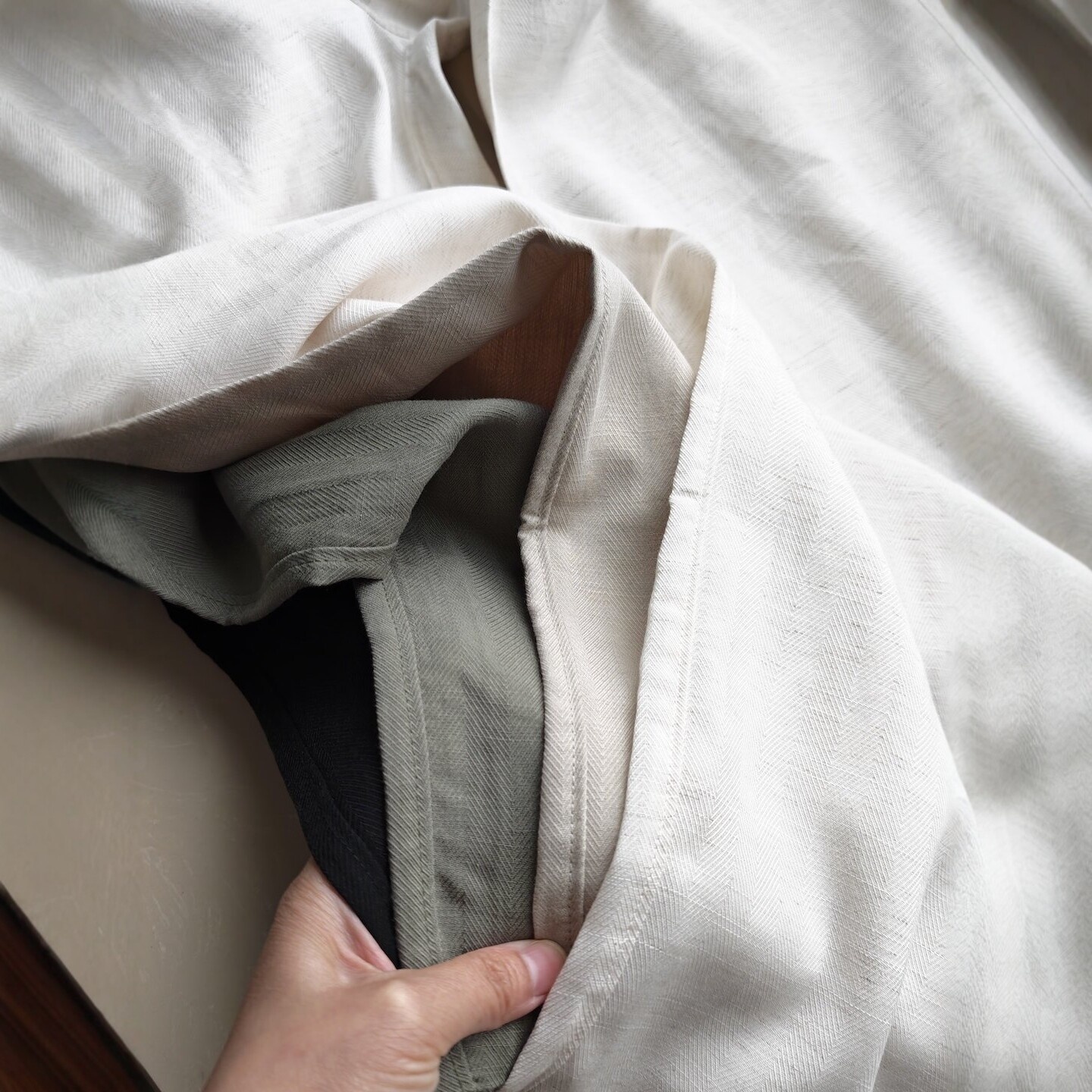 Pantaloni dritti da donna casual in misto lyocell e lino con elastico in vita.