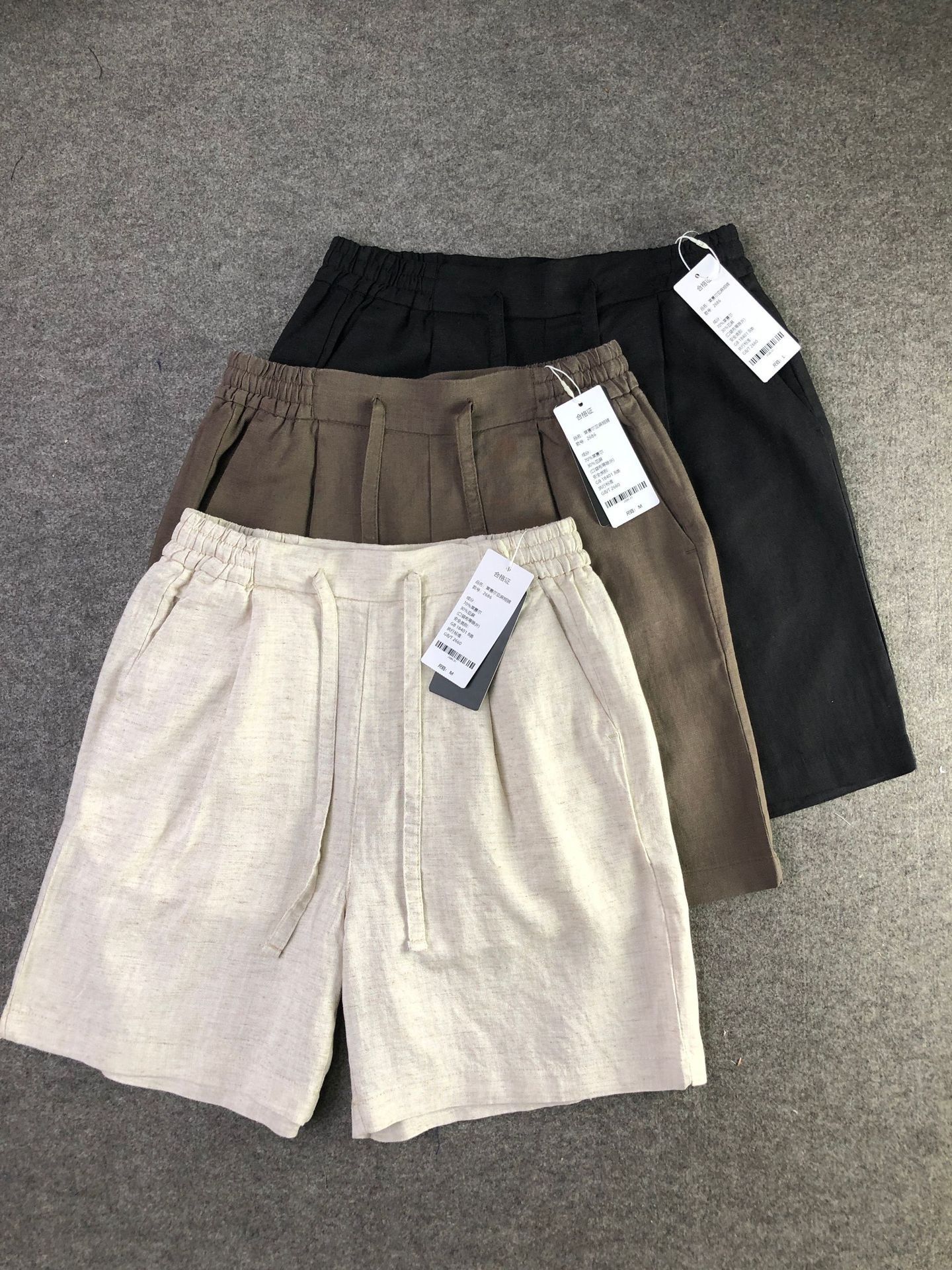 Pantaloncini da uomo con coulisse, in misto 70% lyocell e 30% lino - Comodi e casual per l'estate.