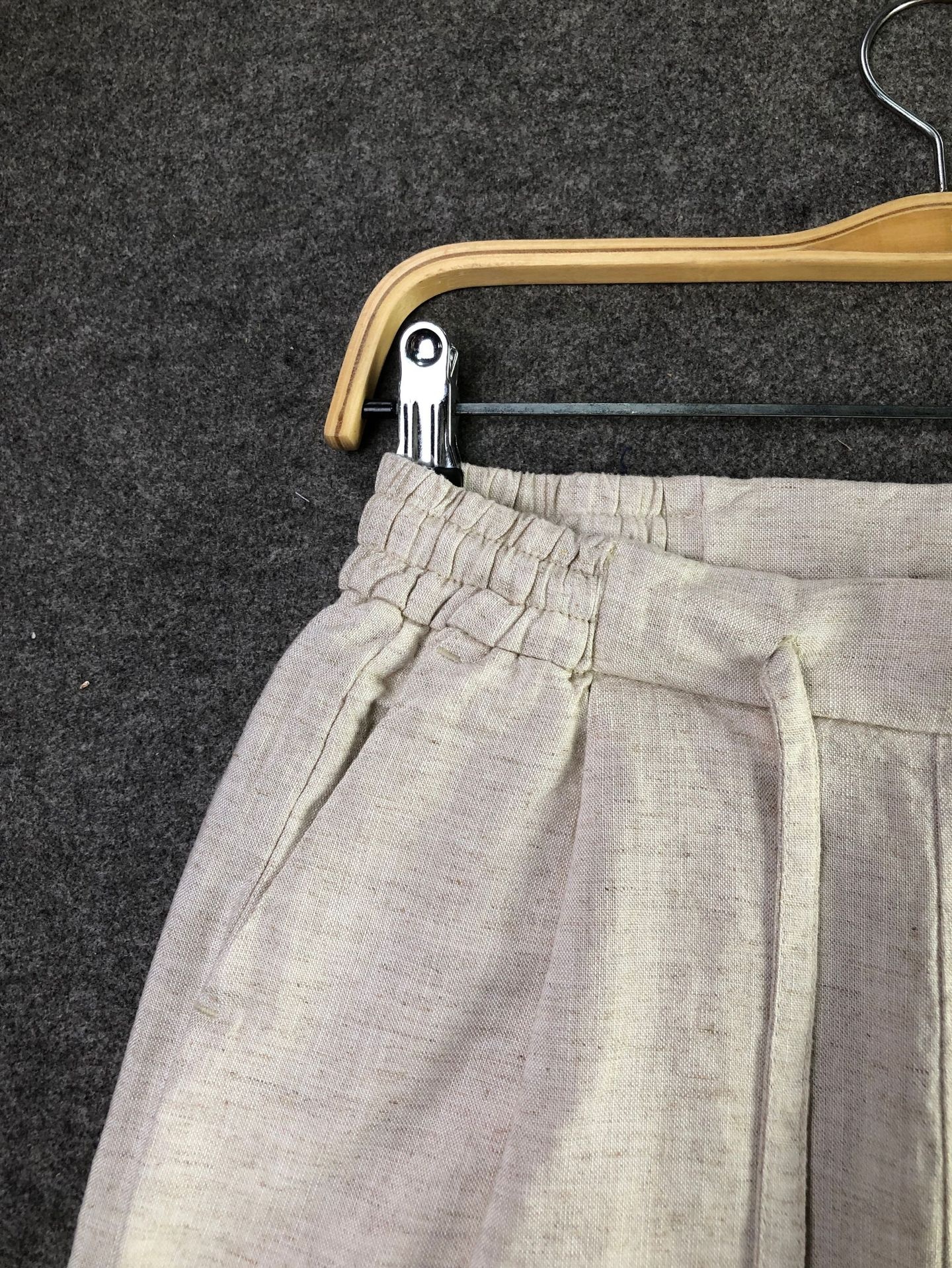 Pantaloncini da uomo con coulisse, in misto 70% lyocell e 30% lino - Comodi e casual per l'estate.