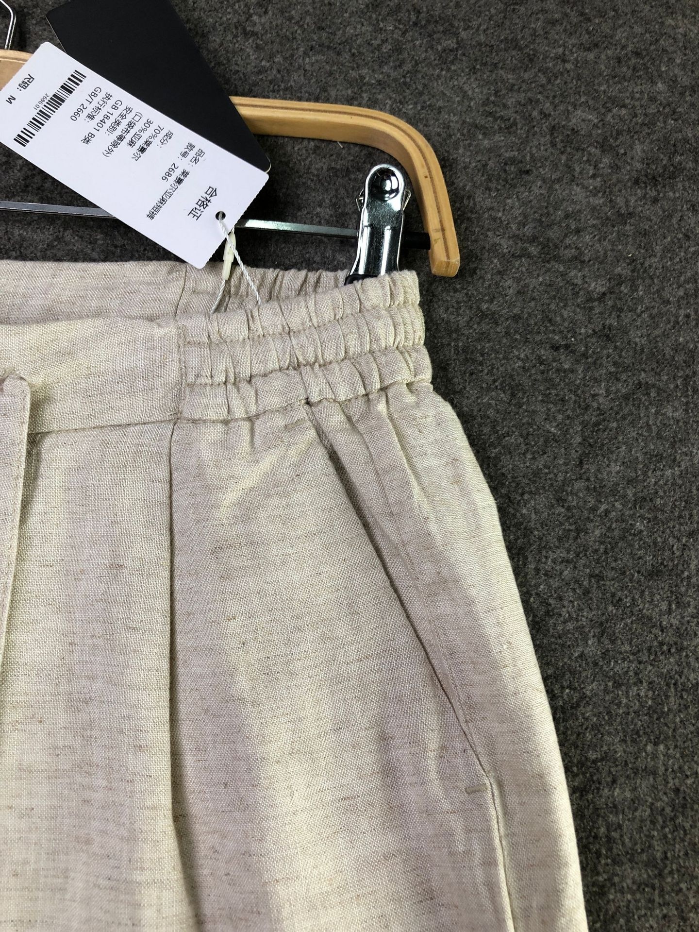 Pantaloncini da uomo con coulisse, in misto 70% lyocell e 30% lino - Comodi e casual per l'estate.