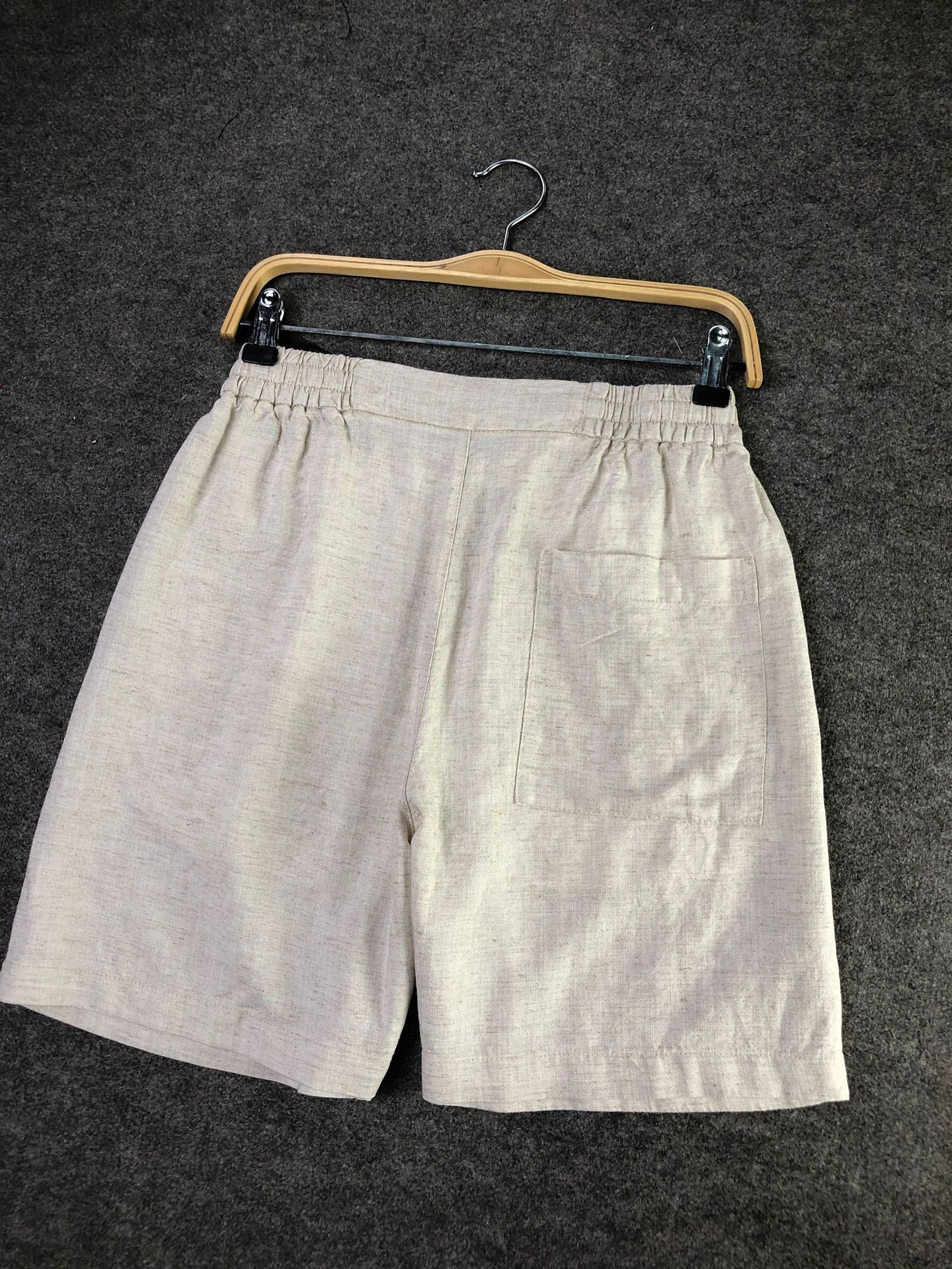 Pantaloncini da uomo con coulisse, in misto 70% lyocell e 30% lino - Comodi e casual per l'estate.