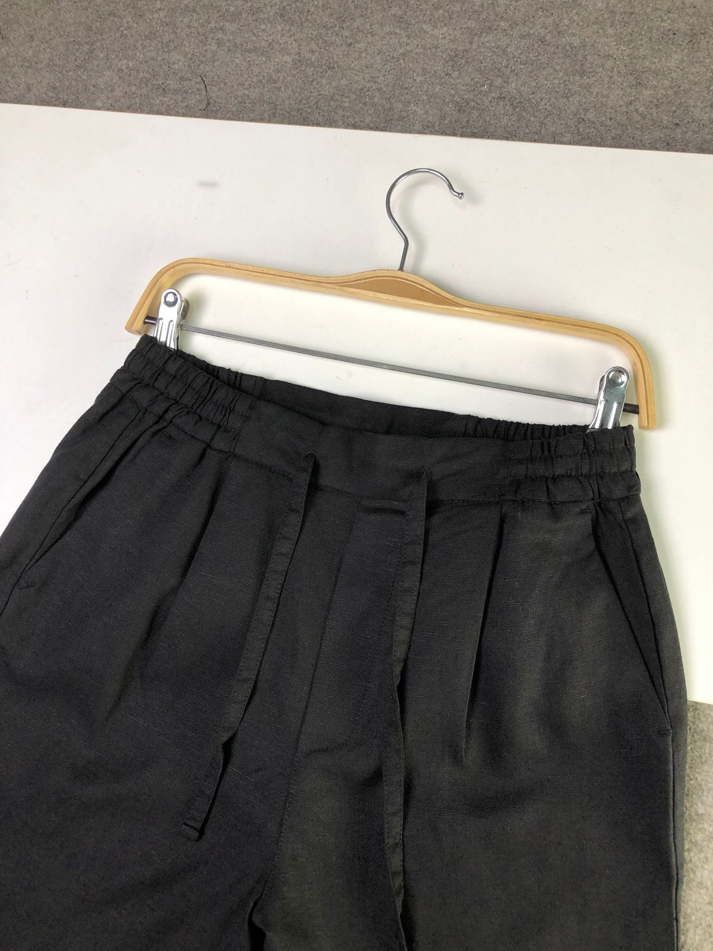 Pantaloncini da uomo con coulisse, in misto 70% lyocell e 30% lino - Comodi e casual per l'estate.