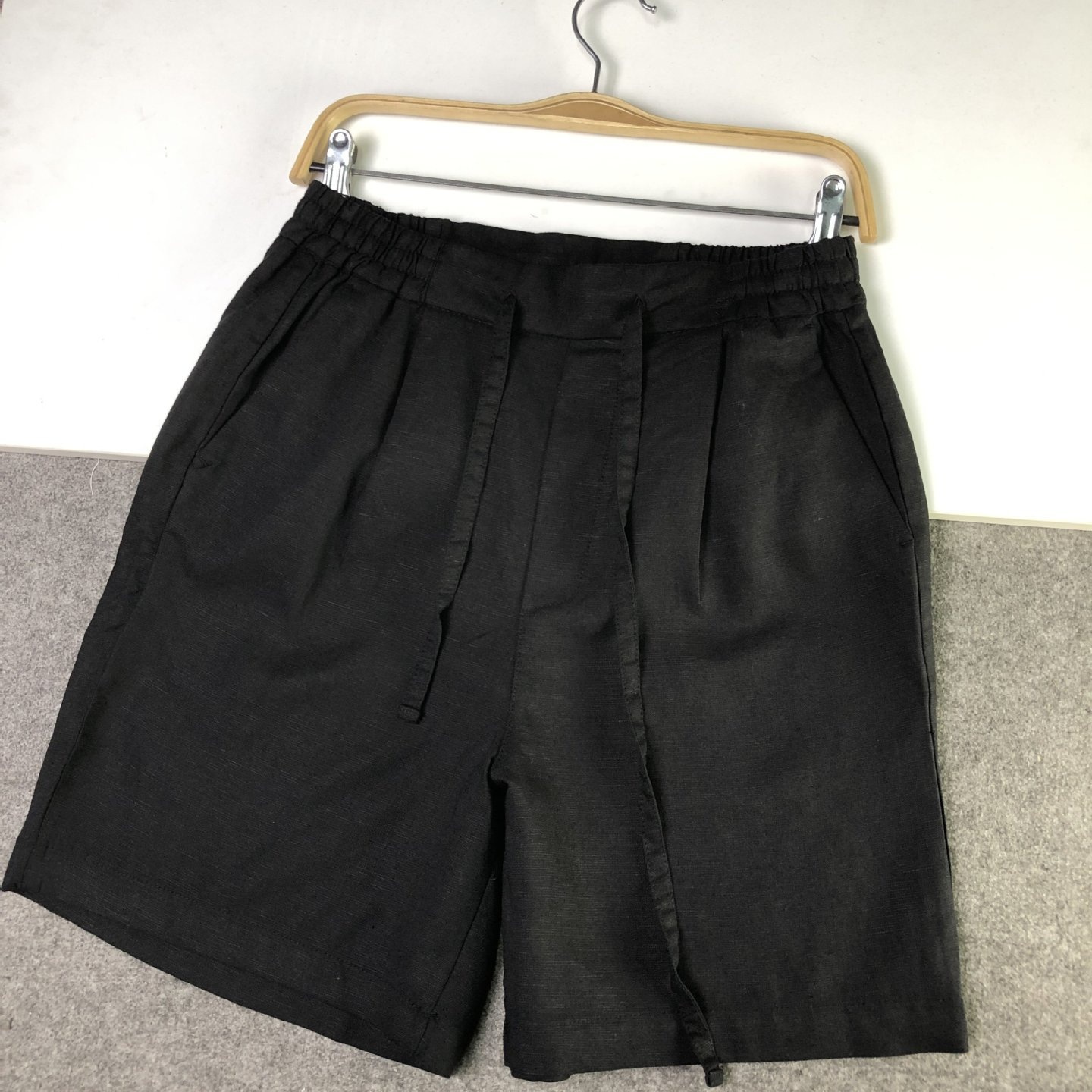 Pantaloncini da uomo con coulisse, in misto 70% lyocell e 30% lino - Comodi e casual per l'estate.