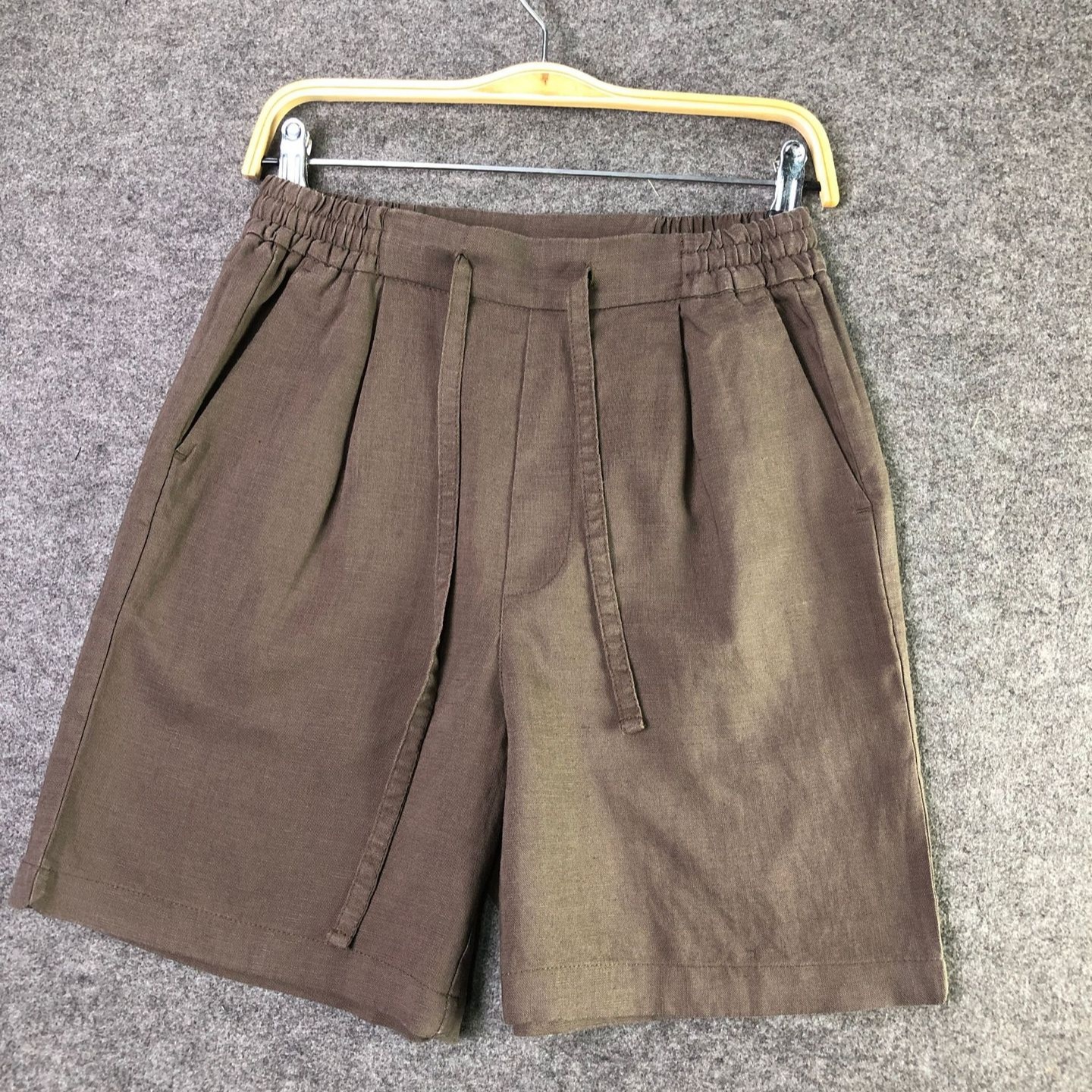 Pantaloncini da uomo con coulisse, in misto 70% lyocell e 30% lino - Comodi e casual per l'estate.