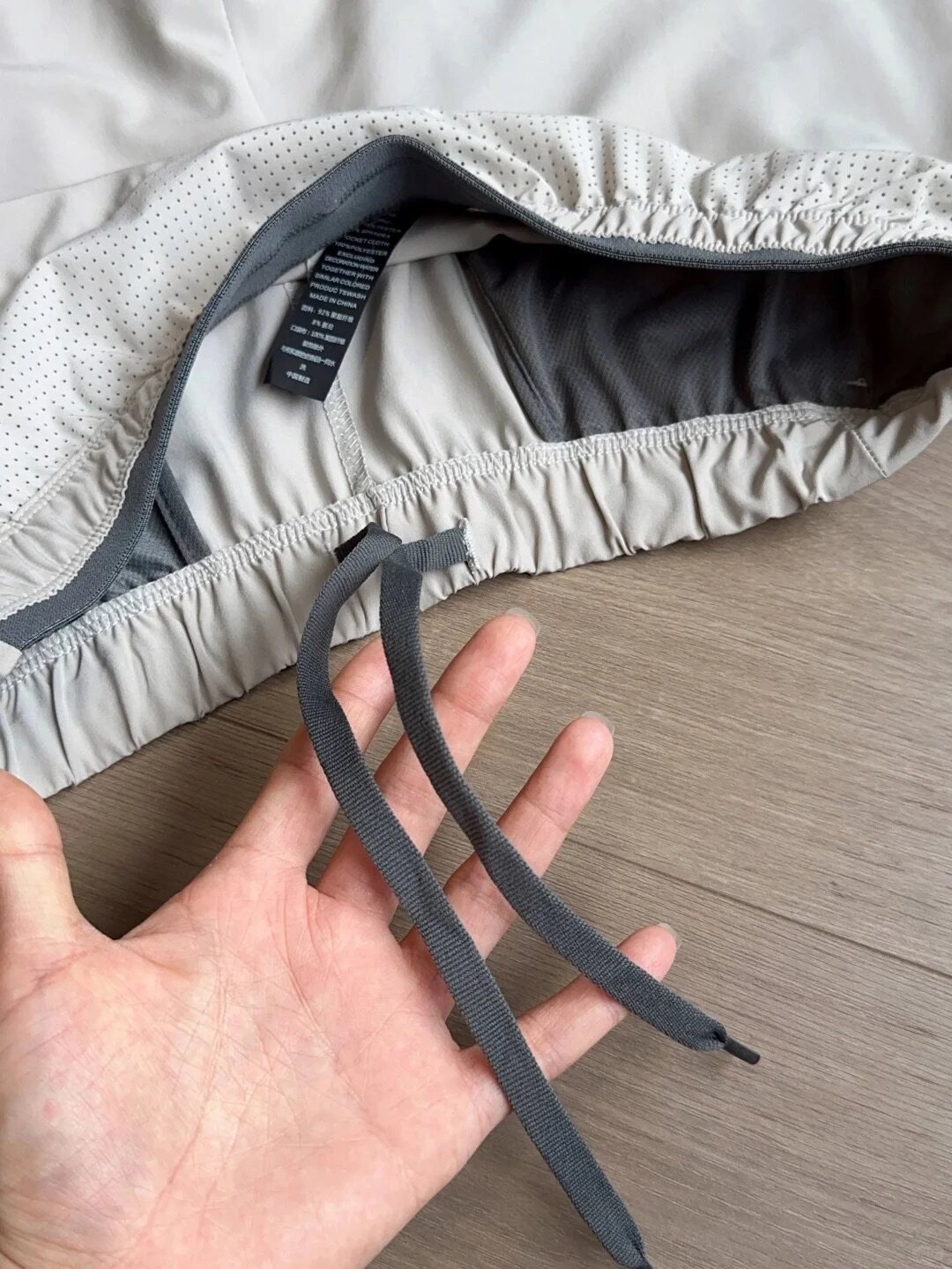 Pantaloncini sportivi da uomo in tessuto Teflon ad asciugatura rapida con tasche con cerniera.