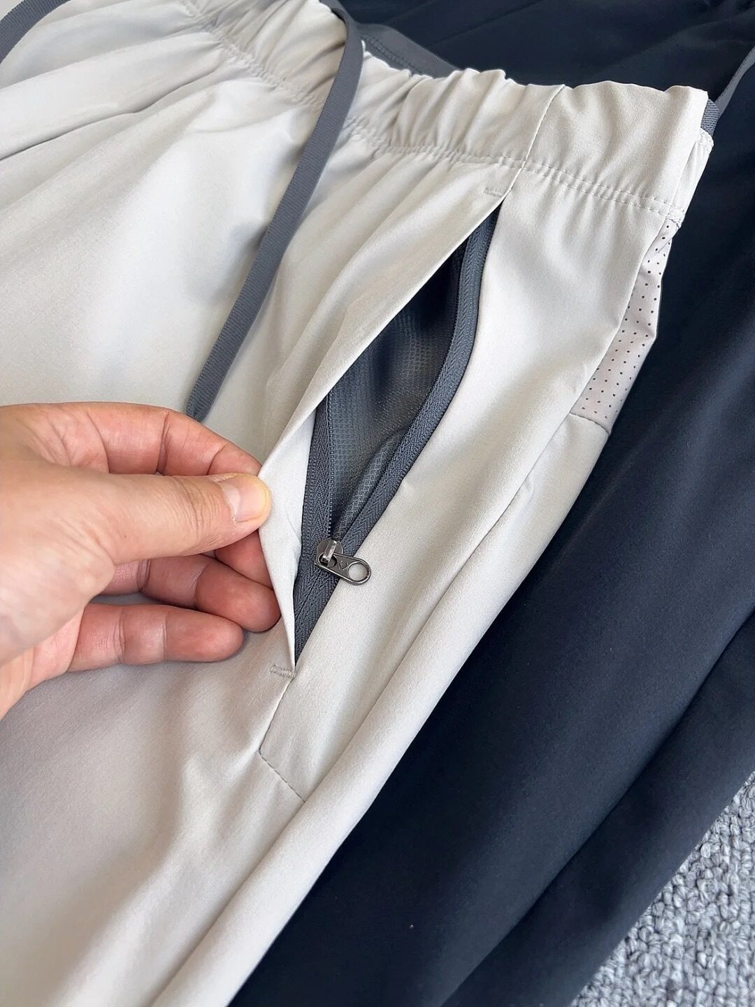 Pantaloncini sportivi da uomo in tessuto Teflon ad asciugatura rapida con tasche con cerniera.
