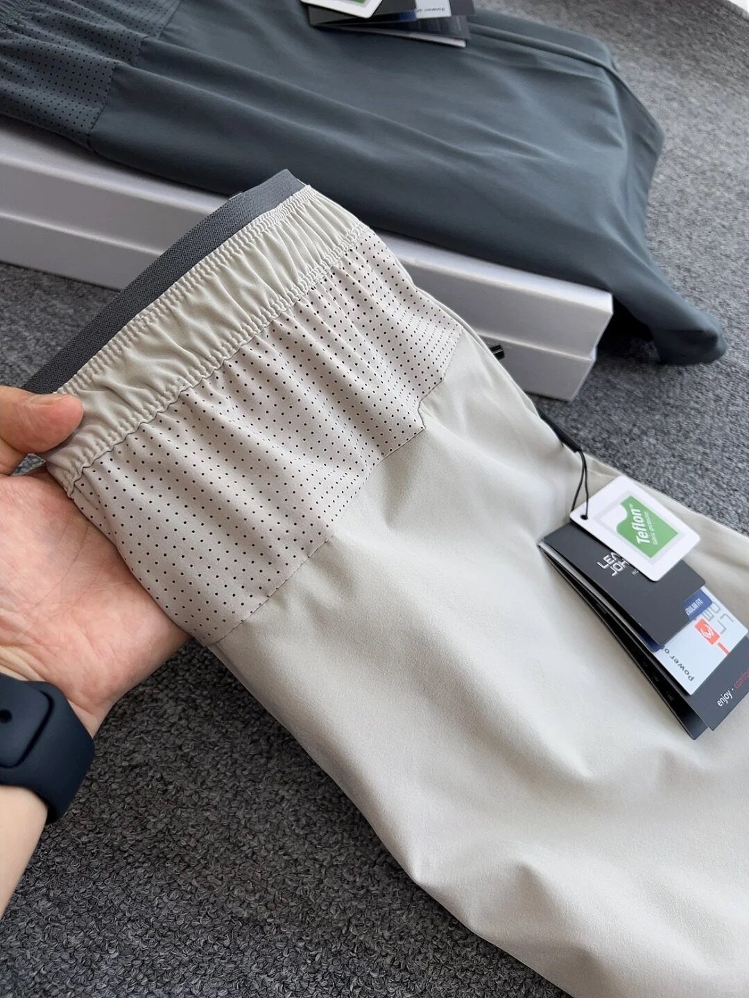 Pantaloncini sportivi da uomo in tessuto Teflon ad asciugatura rapida con tasche con cerniera.