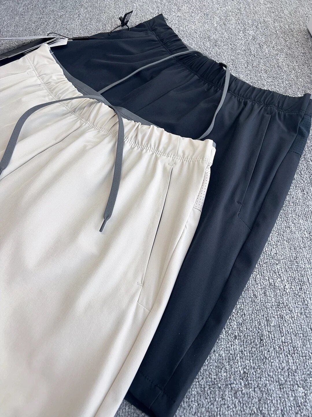 Pantaloncini sportivi da uomo in tessuto Teflon ad asciugatura rapida con tasche con cerniera.