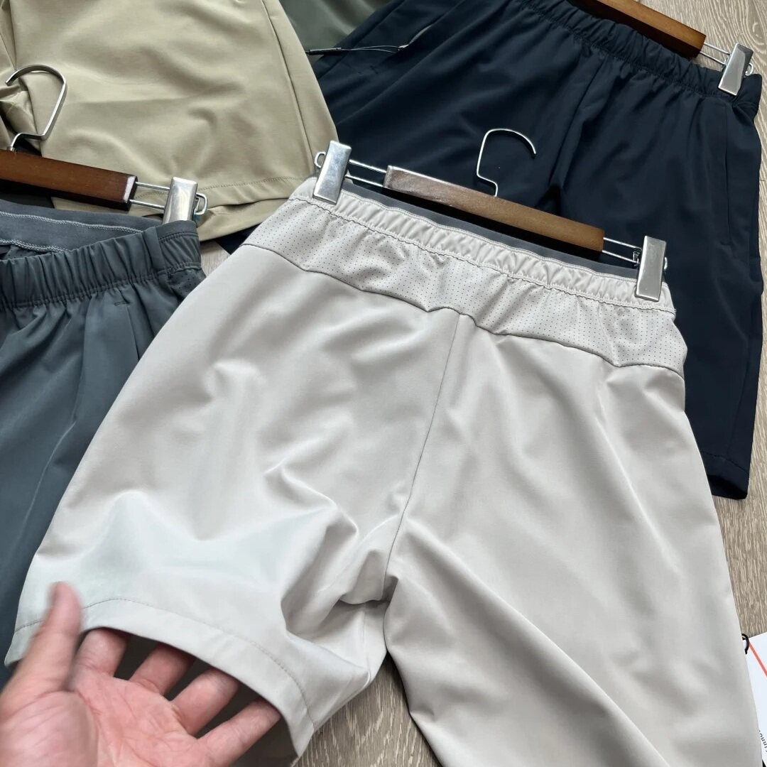 Pantaloncini sportivi da uomo in tessuto Teflon ad asciugatura rapida con tasche con cerniera.