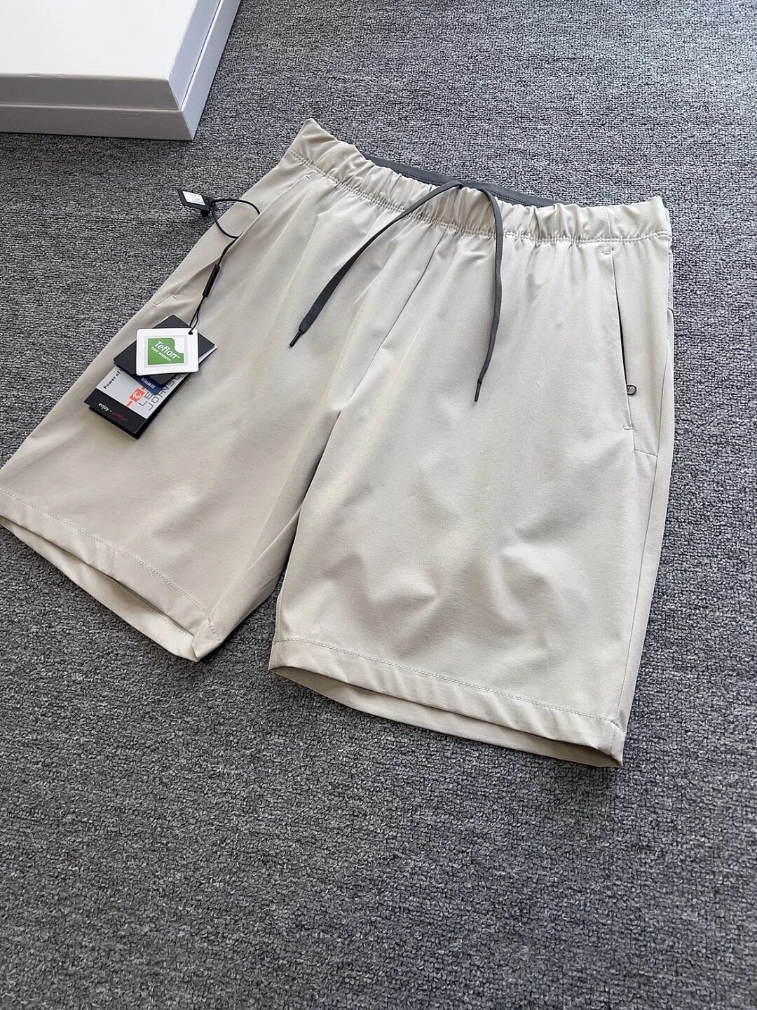 Pantaloncini sportivi da uomo in tessuto Teflon ad asciugatura rapida con tasche con cerniera.