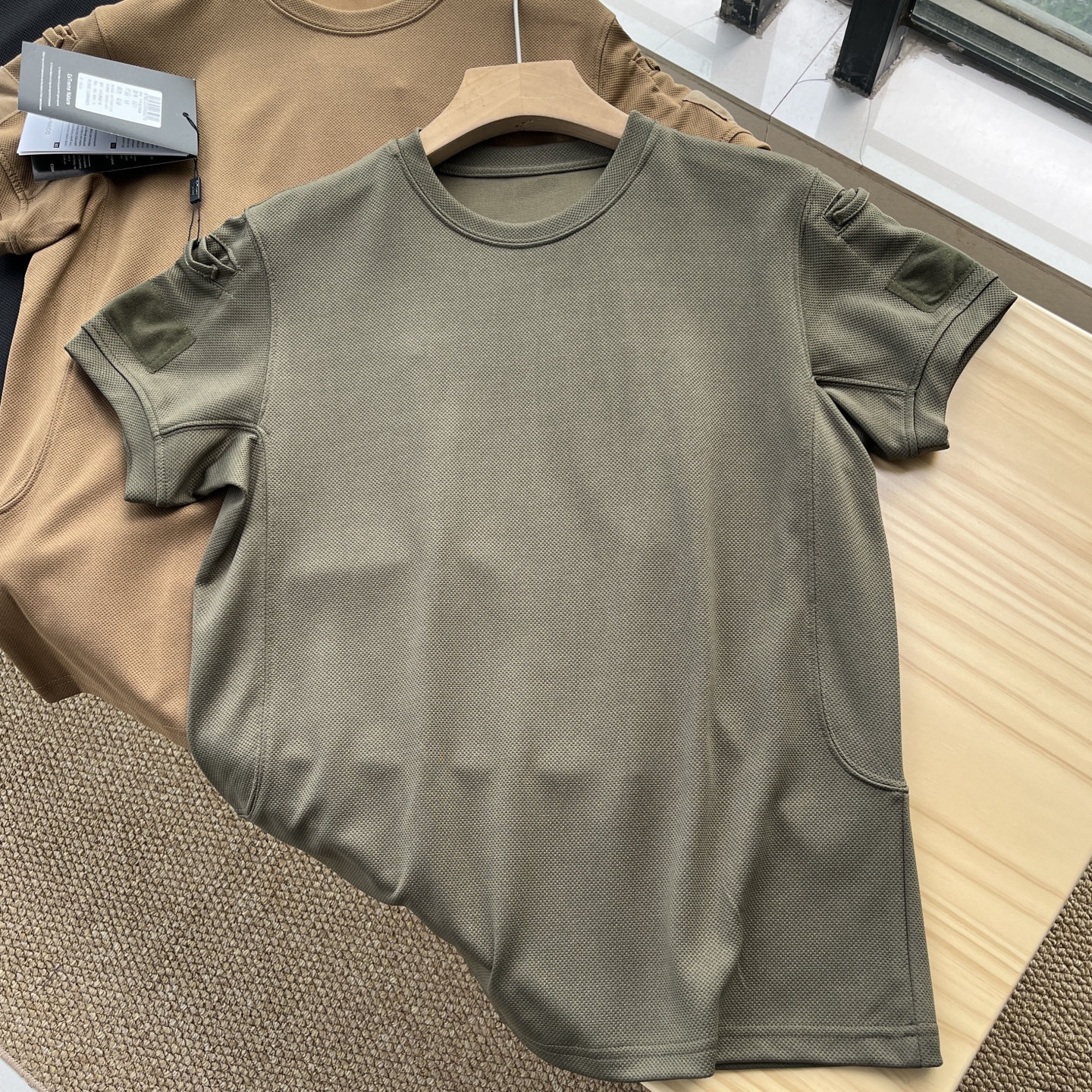 T-shirt tattica da uomo ad asciugatura rapida con tasche sulle maniche (vestibilità slim)